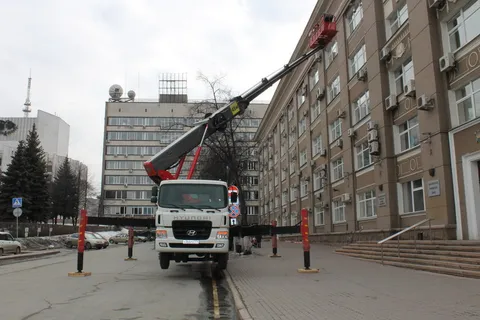 Автовышка у многоэтажного здания.