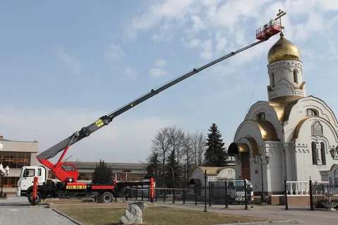 Подъём рабочей площадки к куполу храма.